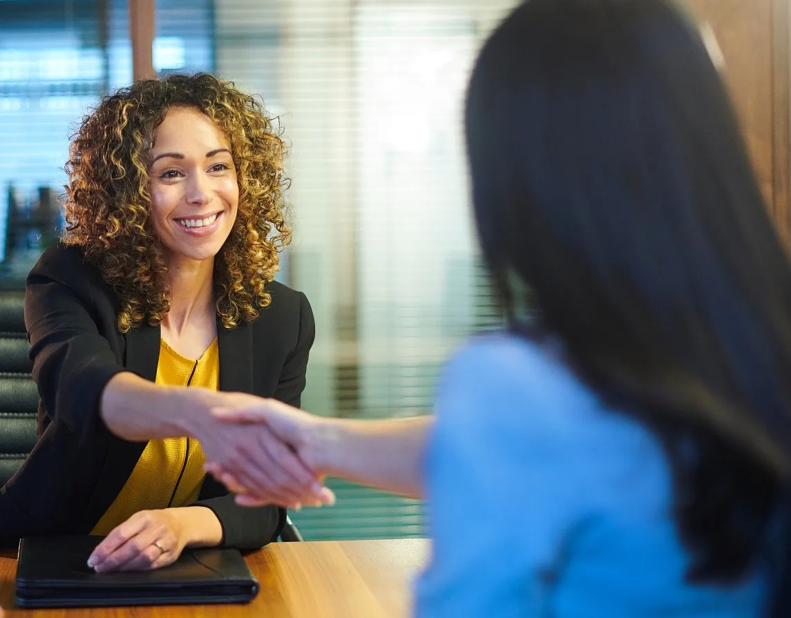 Avocat serrant la main d'un client potentiel
